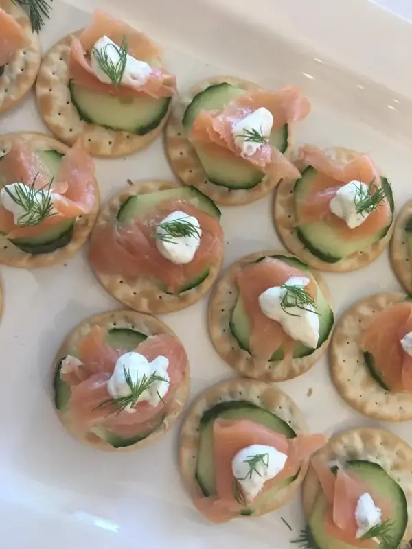 Smoked salmon and cucumber canapés garnished with dill